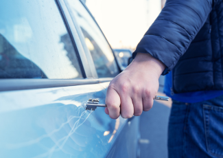 Dommages/malveillance du véhicule : quelqu'un égratignant un véhicule à l'aide  d'une clé