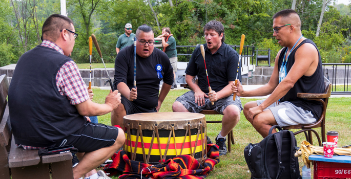 Cercle de tambours indigènes à l'extérieur en été