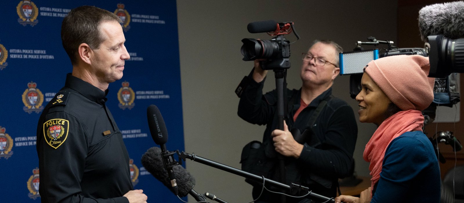 Le chef Eric Stubbs répond aux questions des médias.