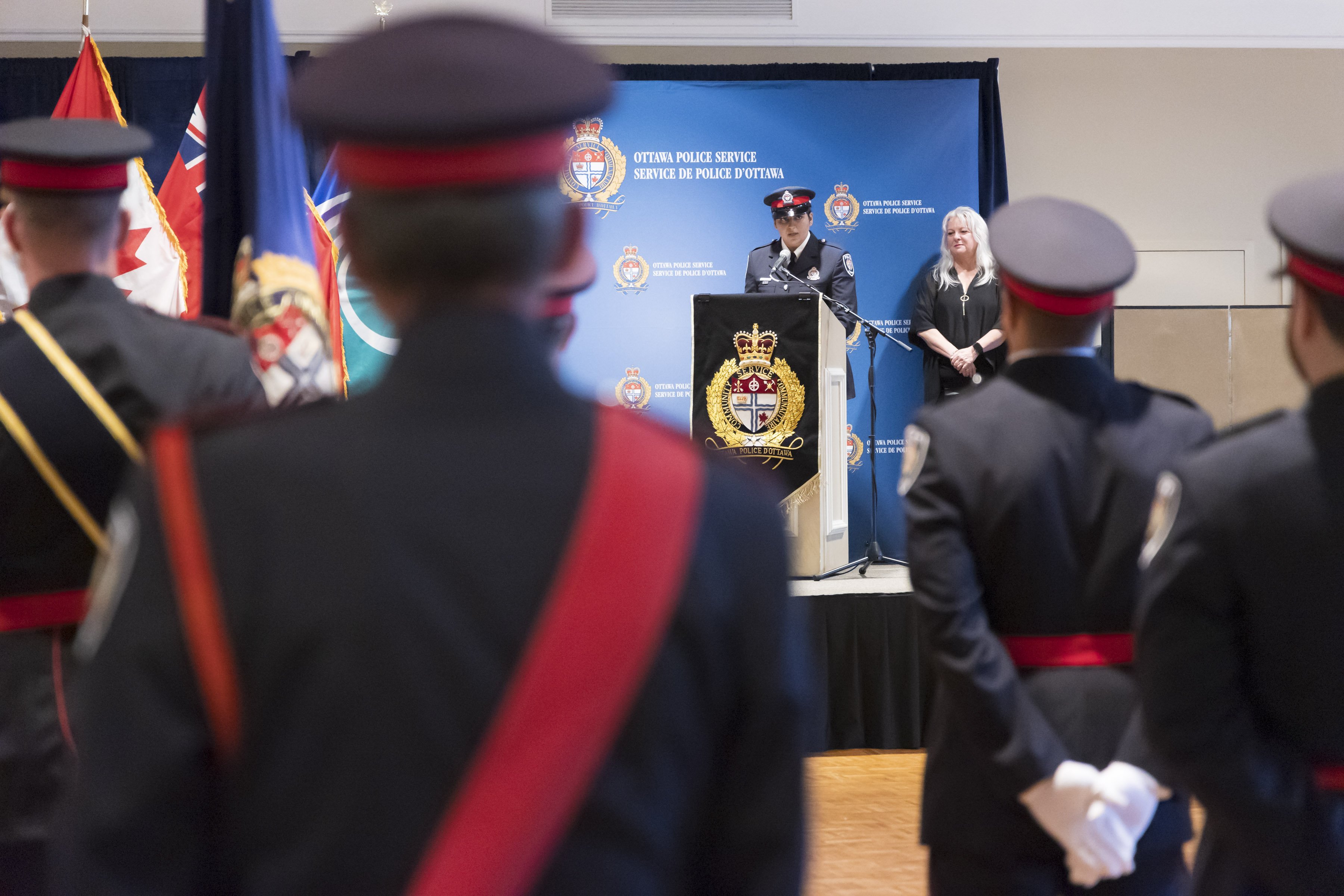 Cst. Puneet Deol délivrant le discours du major de promotion lors de la cérémonie de remise des insignes d'octobre 2022