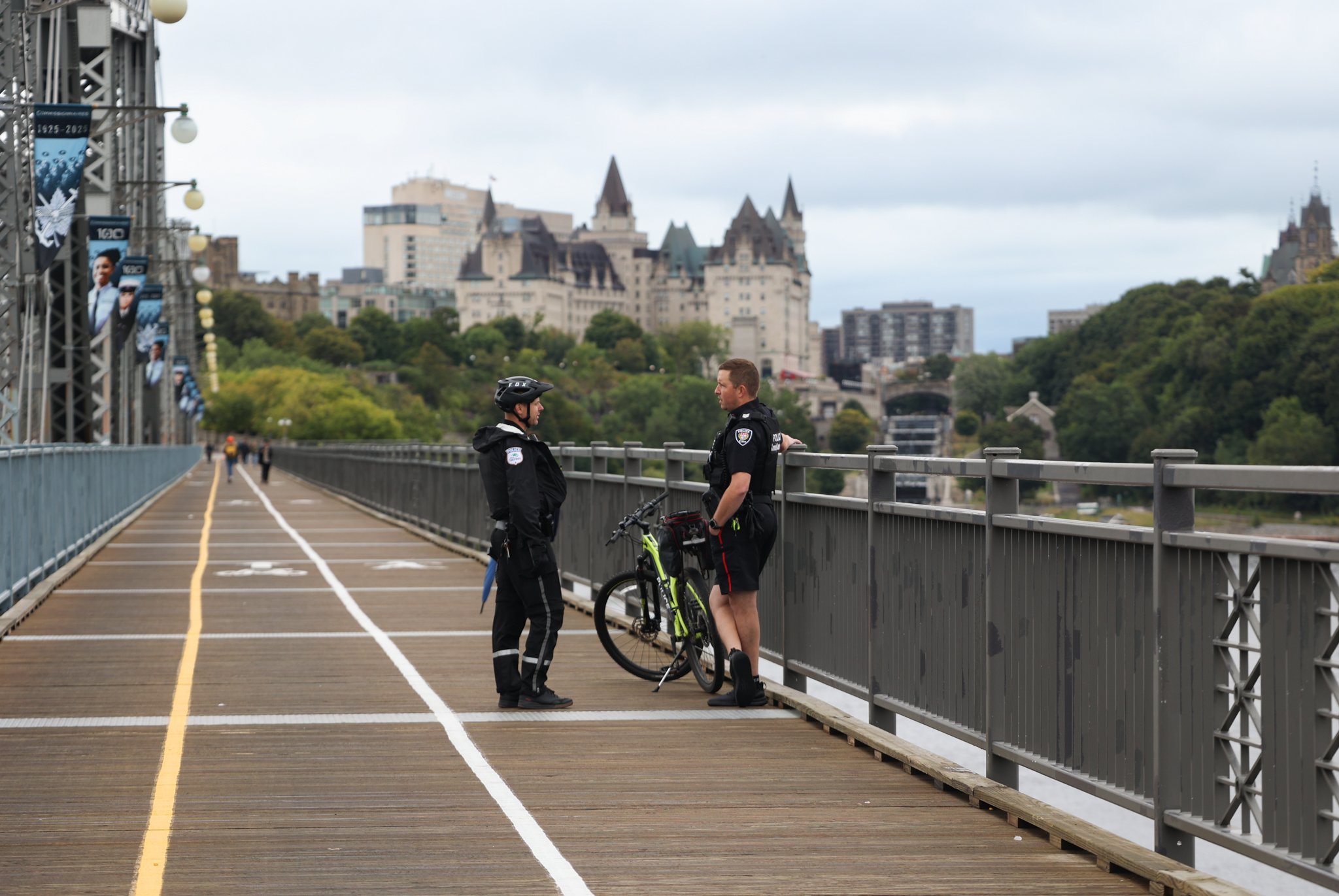 This morning, Acting Sergeant Sébastien Lemay of the Ottawa Police Service’s Community Policing Central District and Constable Joël Larente of the Gatineau Police Service’s Section de résolution et actions préventives de quartier met on the Alexandra Bridge—symbolically linking the two cities they serve.