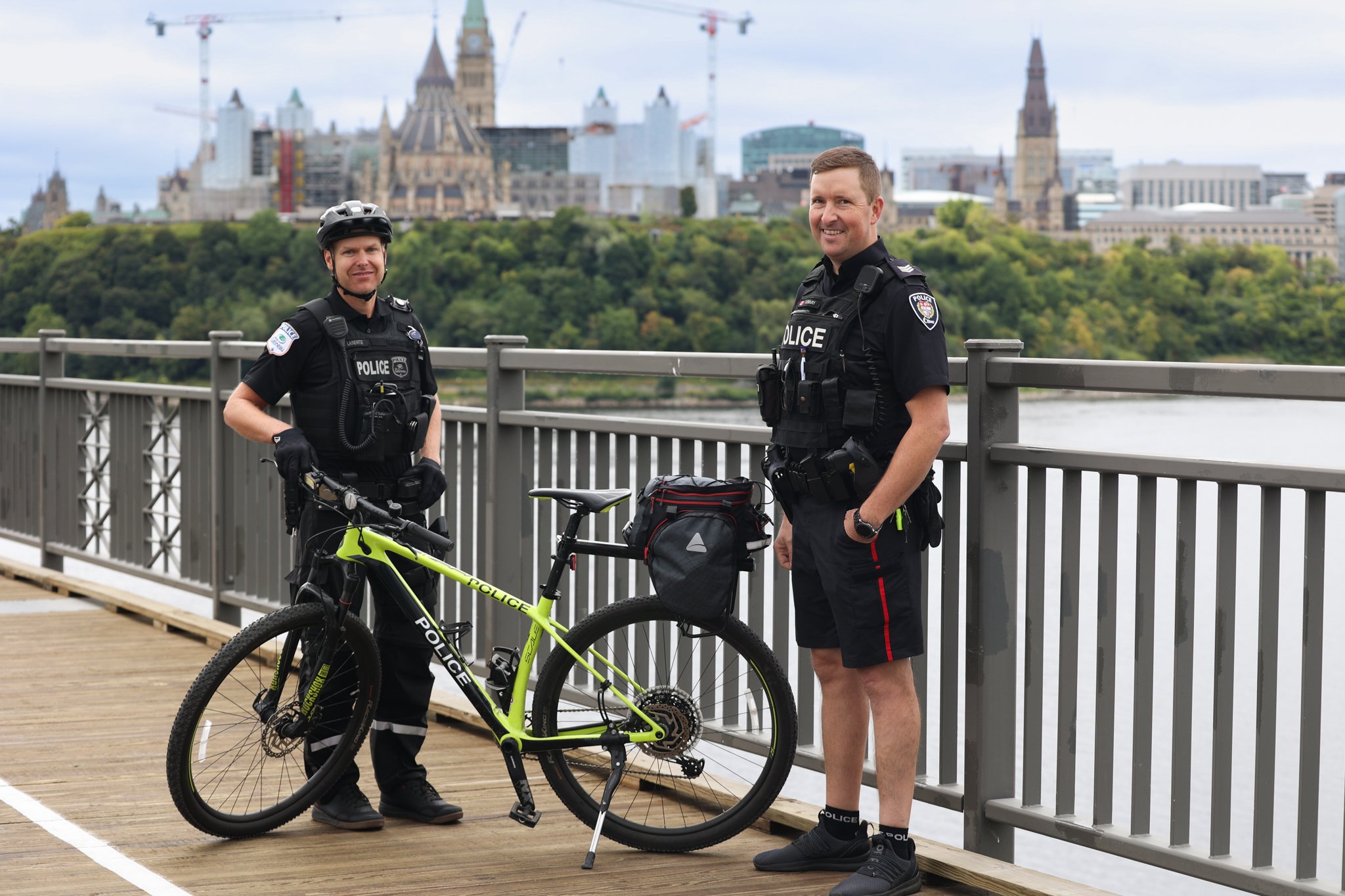 Acting Sergeant Sébastien Lemay of the Ottawa Police Service’s Community Policing Central District and Constable Joël Larente of the Gatineau Police Service’s Section de résolution et actions préventives de quartier on the Alexandra Bridge
