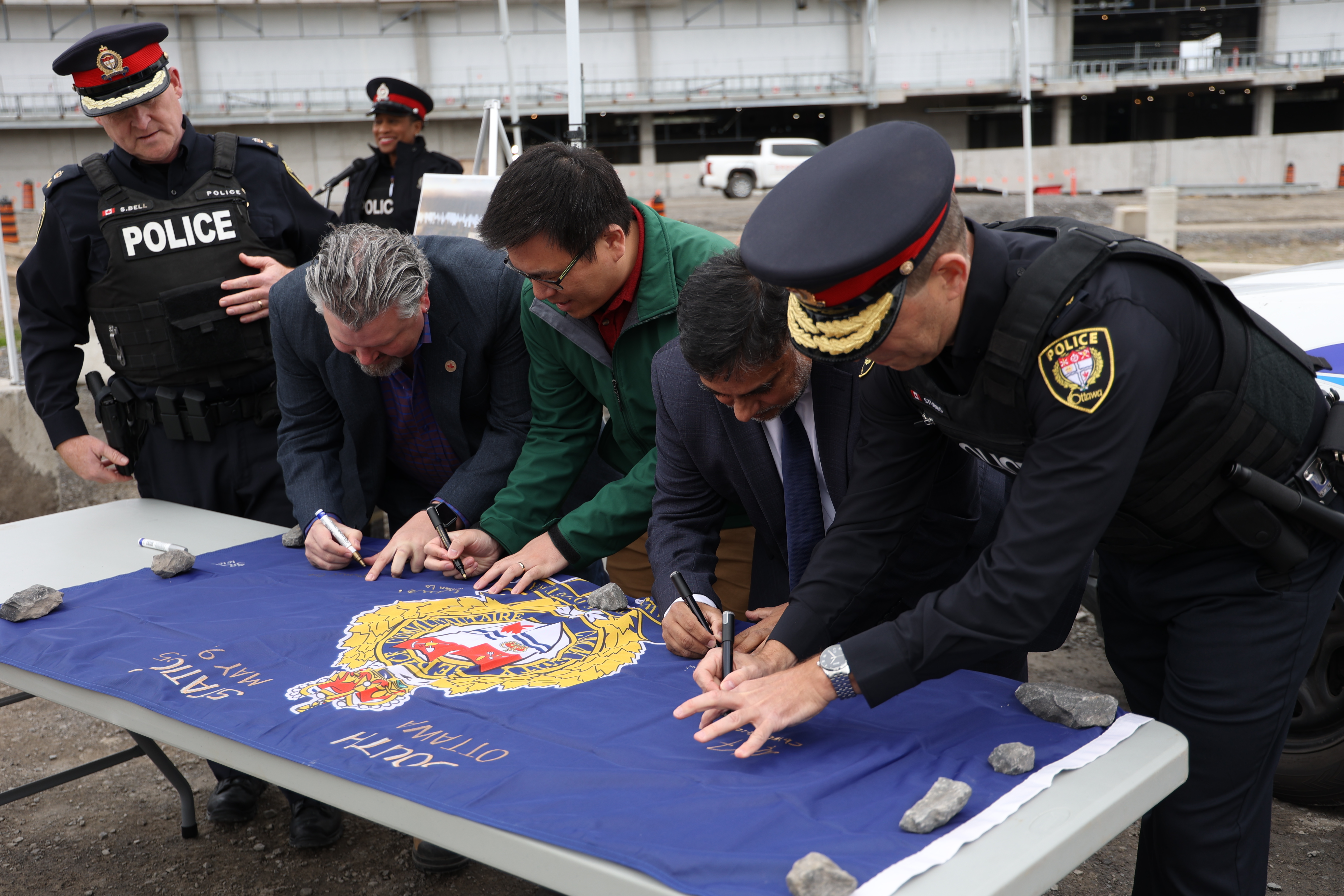 Signature du drapeau à l'installation Sud du service de police d'Ottawa.