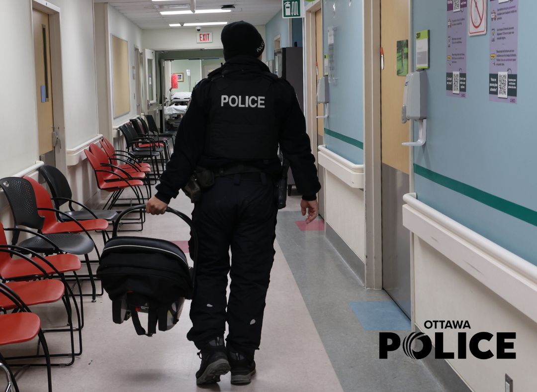 La police d'Ottawa et la Fondation de la capitale s'associent pour lancer le programme de sièges d'auto pour les nouveaux arrivants.