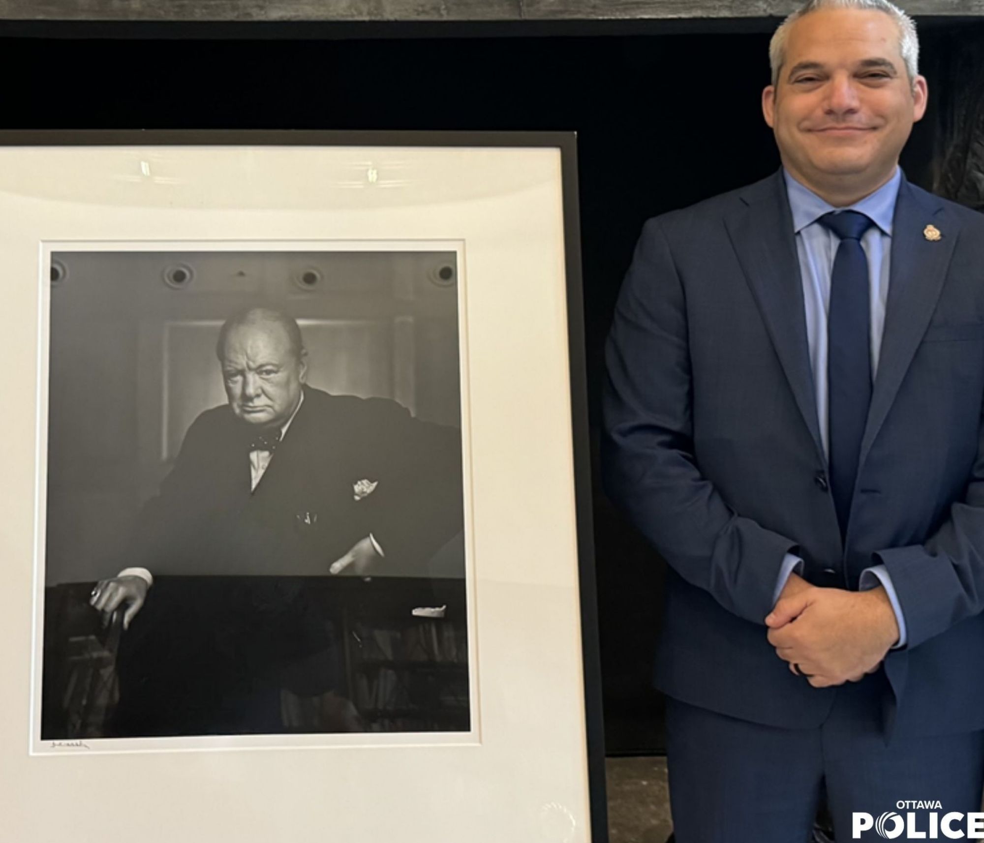 Le détective Geller et le portrait de Winston Churchill retrouvé.