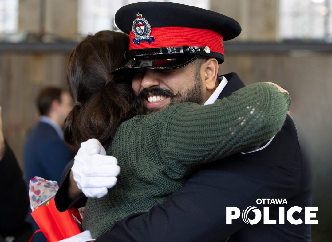 Cst. Samak lors de la cérémonie de remise des insignes.