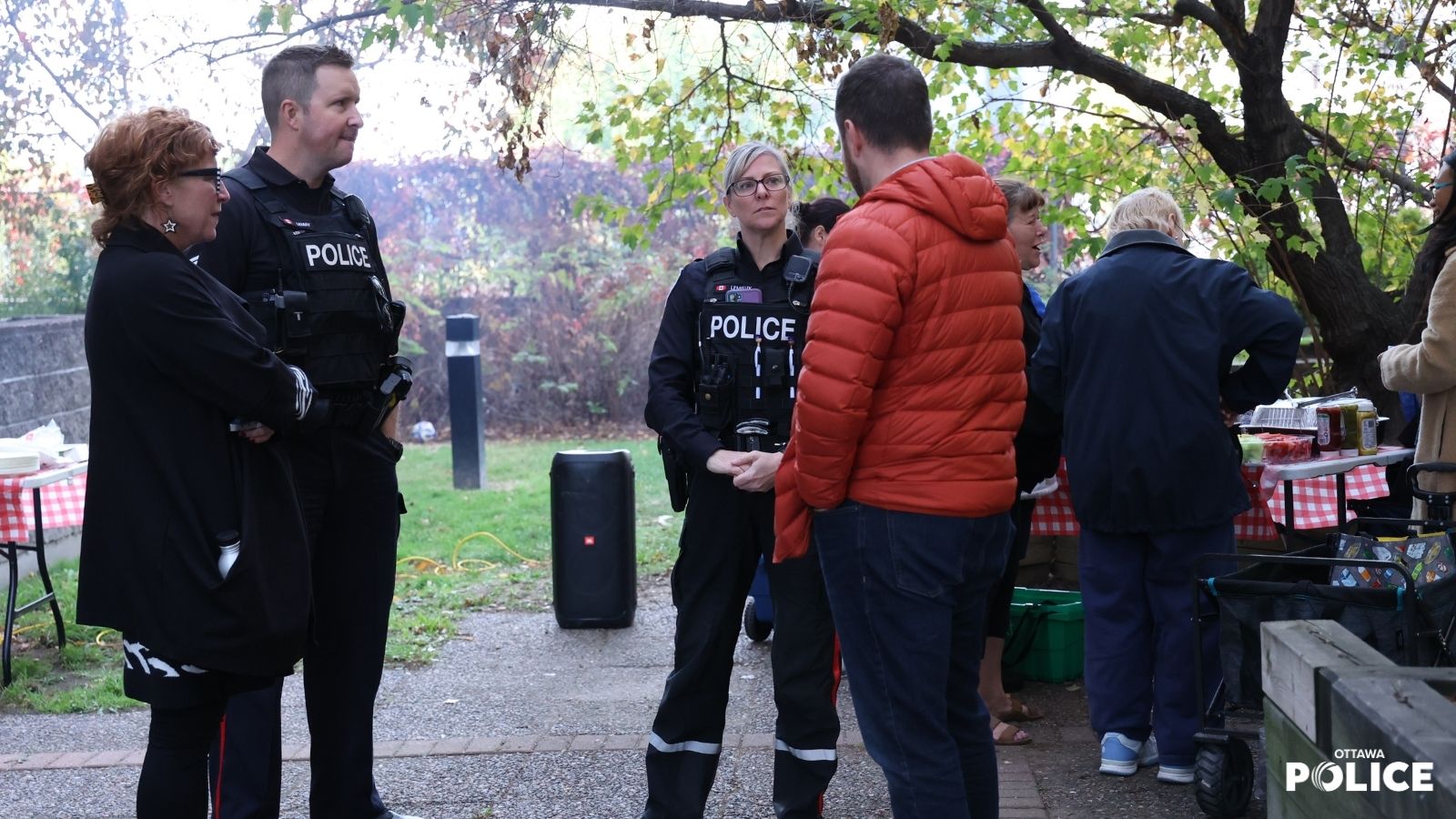 Ottawa Police Join Ottawa Community Housing Residents for Neighborhood BBQ