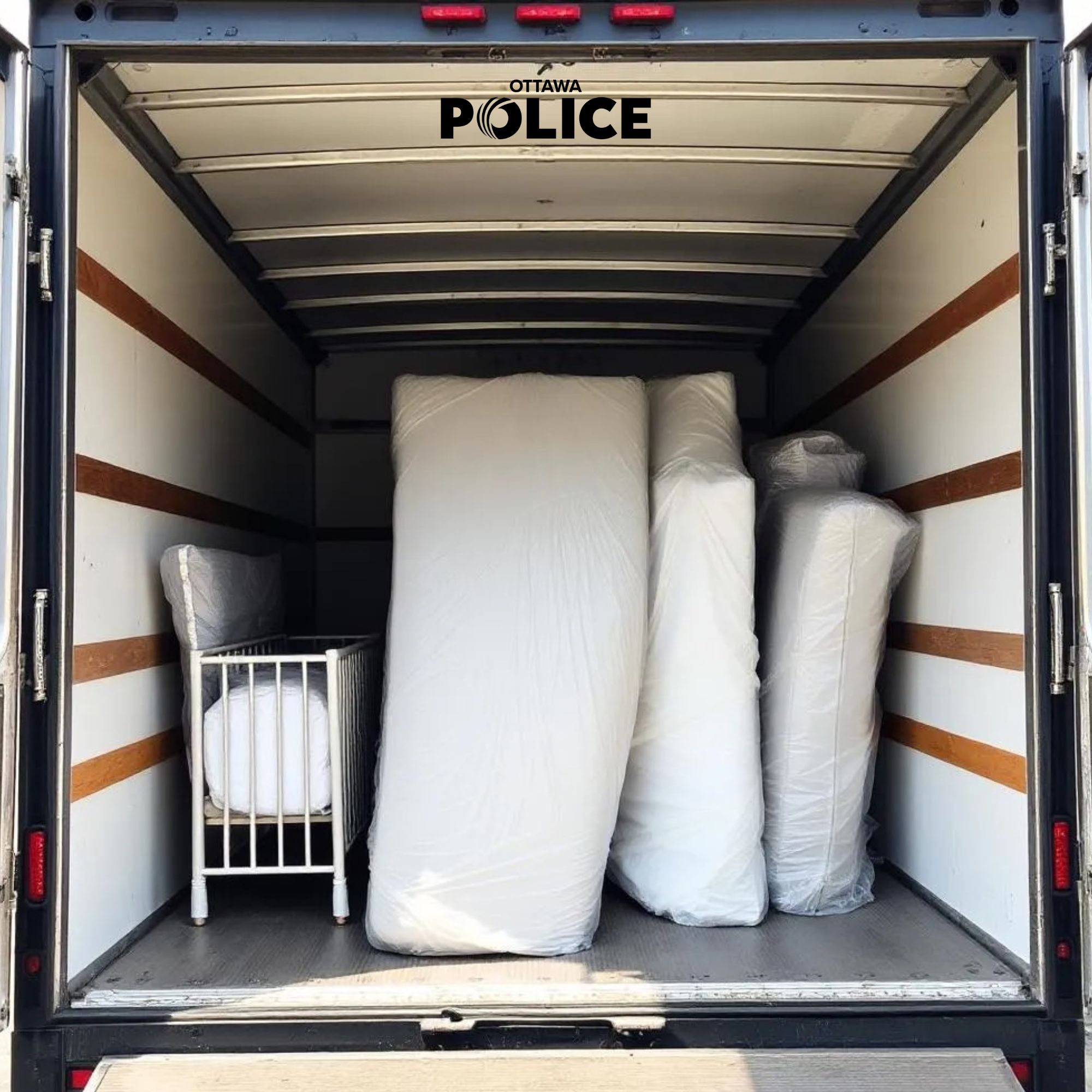 Un camion de livraison avec une couchette et des matelas