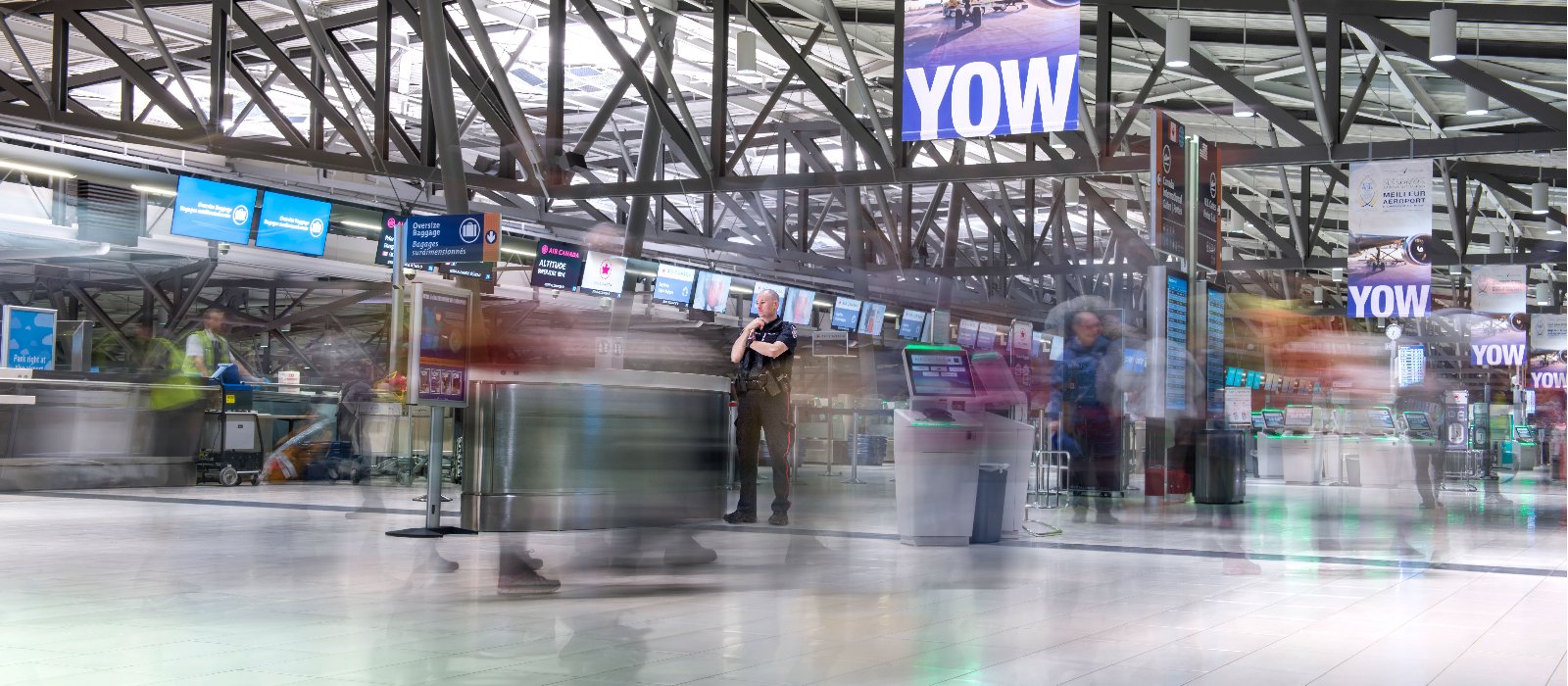 Un agent du Service de police d'Ottawa à son poste à l'aéroport d'Ottawa.