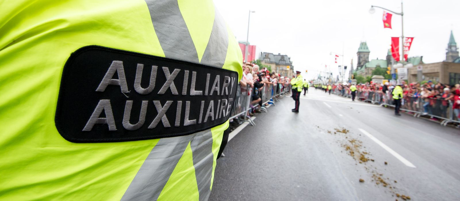 Un volontaire de la police auxiliaire gère les foules lors de la fête du Canada.