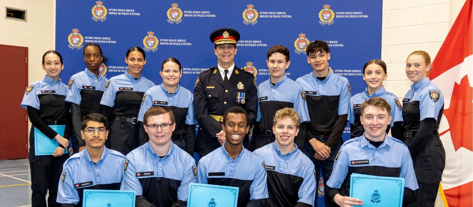 Ligne de membres du corps de cadets posant avec le chef.