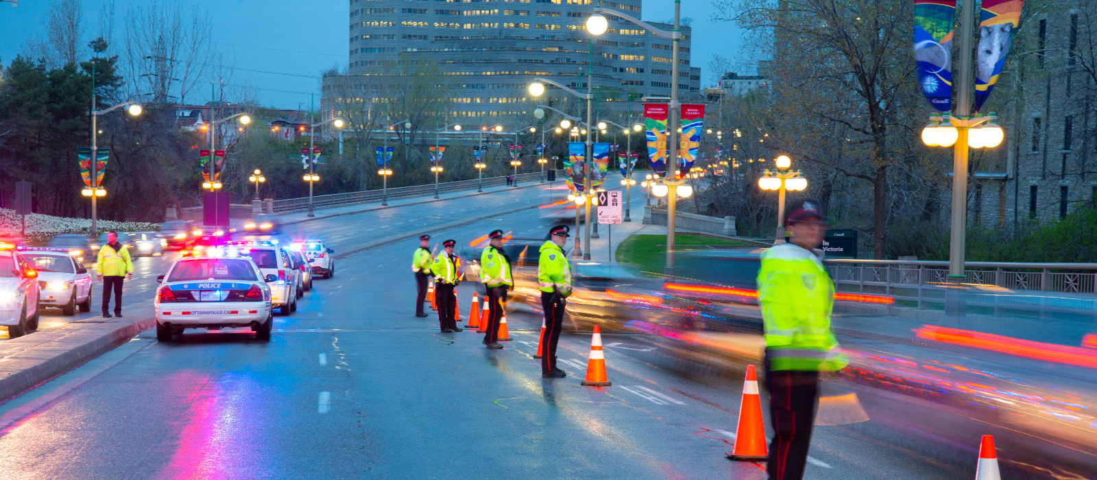 Image d'agents de police d'Ottawa surveillant une route