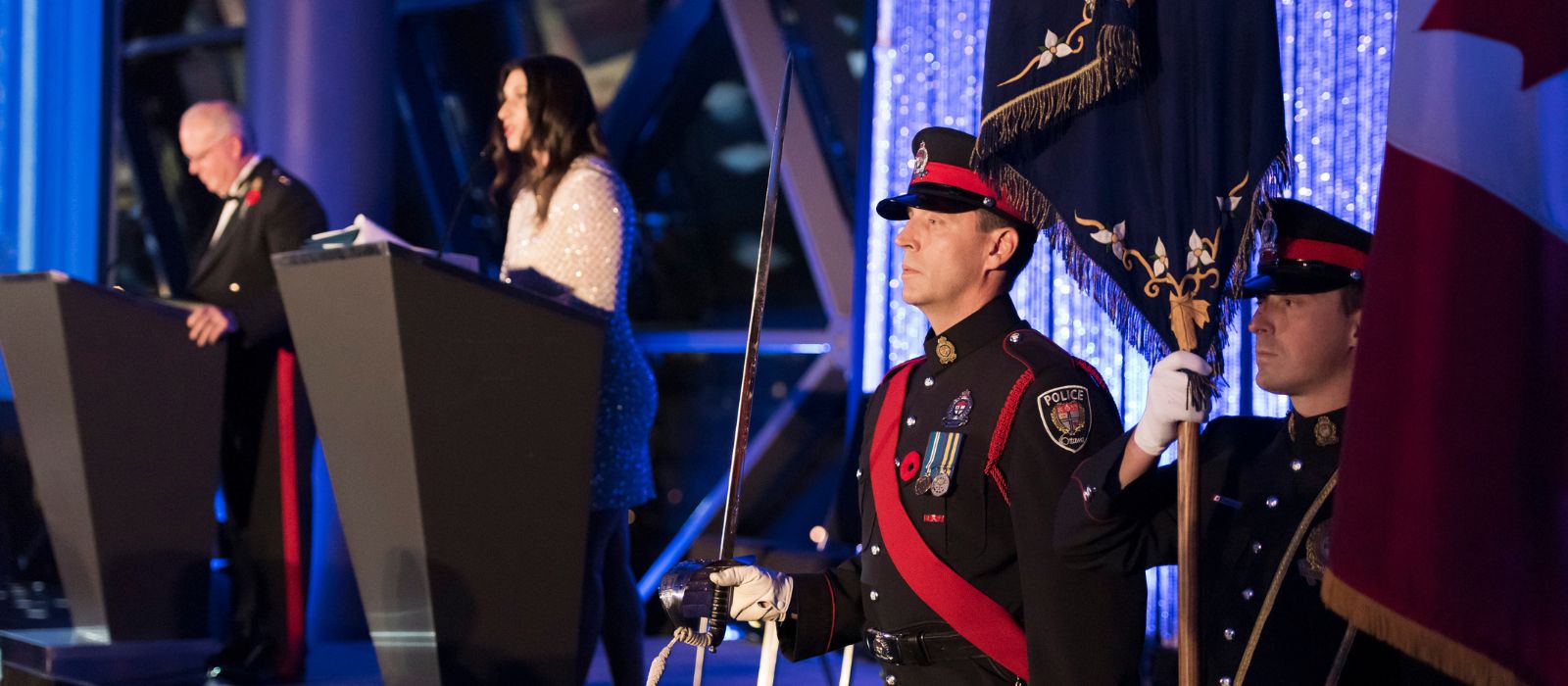 Scène du Gala de la police d'Ottawa avec des membres du SPO en uniformes formels et des orateurs.