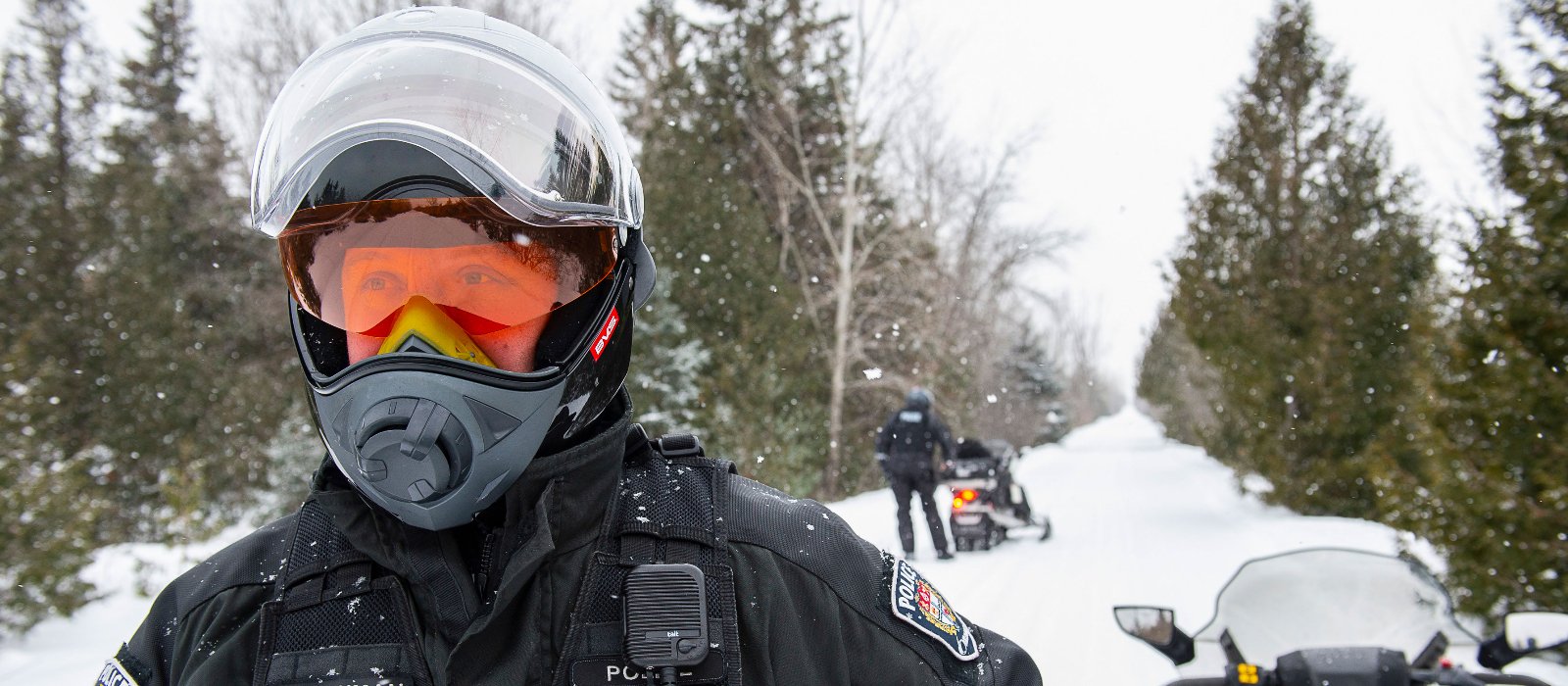Un agent du Service de police d'Ottawa est à bord de sa motoneige pour surveiller la sécurité des sentiers.