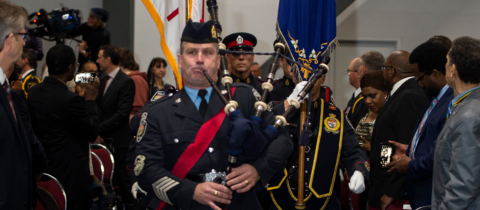 Des agents du Service de police d'Ottawa répondent à un résident qui a besoin d'aide.