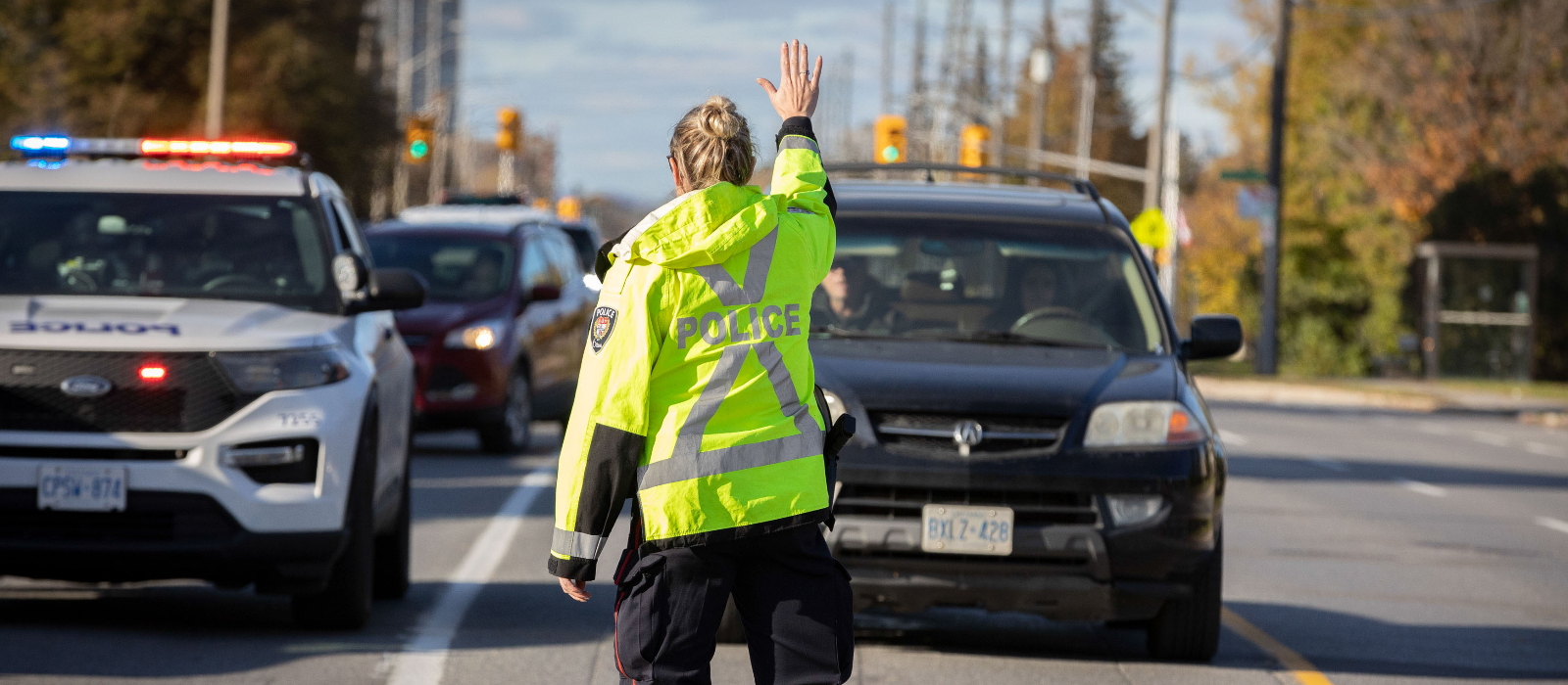Image d'un agent du Service de police d'Ottawa dirigeant la circulation.