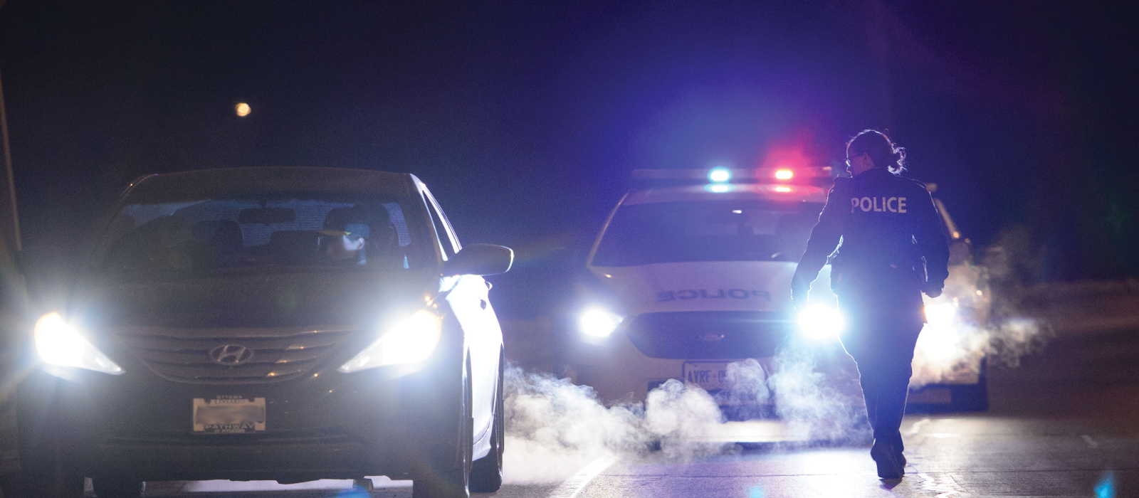 Image d'un agent du Service de police d'Ottawa effectuant un contrôle routier.