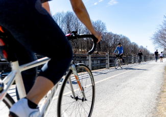 Vol de vélo : quelqu'un roulant à vélo sur un sentier.