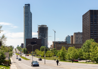 Plainte de traffic: des véhicules sur une route d'Ottawa, des immeubles à l'arrière-plan.