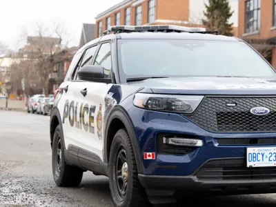 Ottawa Police cruiser outside during the day. / Une voiture de police d'Ottawa garée dehors pendant la journée.
