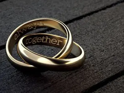 Two intertwined wedding rings / Deux alliances entrelacées