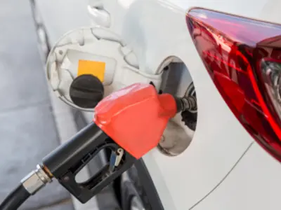 Vehicle at a gas station / Véhicule dans une station-service
