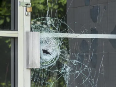 Broken glass door / Porte vitrée cassée