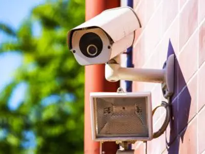 Security camera outside building / Caméra de sécurité à l'extérieur du bâtiment