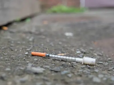 Syringe on pavement / Une seringue sur le trottoir