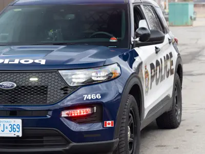 Ottawa Police cruiser outside / Une voiture de police d'Ottawa garée dehors