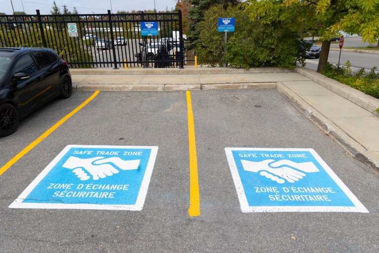 Des places de stationnement sécurisées pour les commerçants dans un commissariat de police d'Ottawa