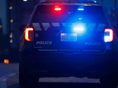Ottawa Police cruiser with lights on at night. Une voiture de police d'Ottawa, feux allumés, la nuit. 