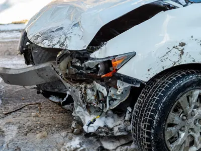 A vehicle involved in a collision. / Un véhicule impliqué dans une collision.