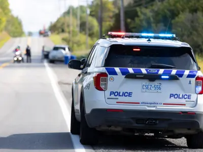 Ottawa Police cruiser at a collision scene. / Une voiture de police d'Ottawa sur les lieux d'un accident. 