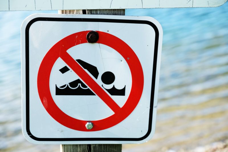 Un panneau « Baignade interdite » sur une plage d'Ottawa