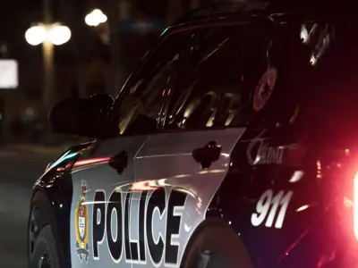 Ottawa Police cruiser at night. / Une voiture de police d'Ottawa, de nuit.